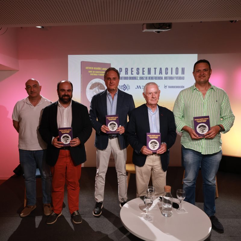 Tauroemoción regala un libro sobre el lado más humano de Antonio Ordóñez a sus abonados