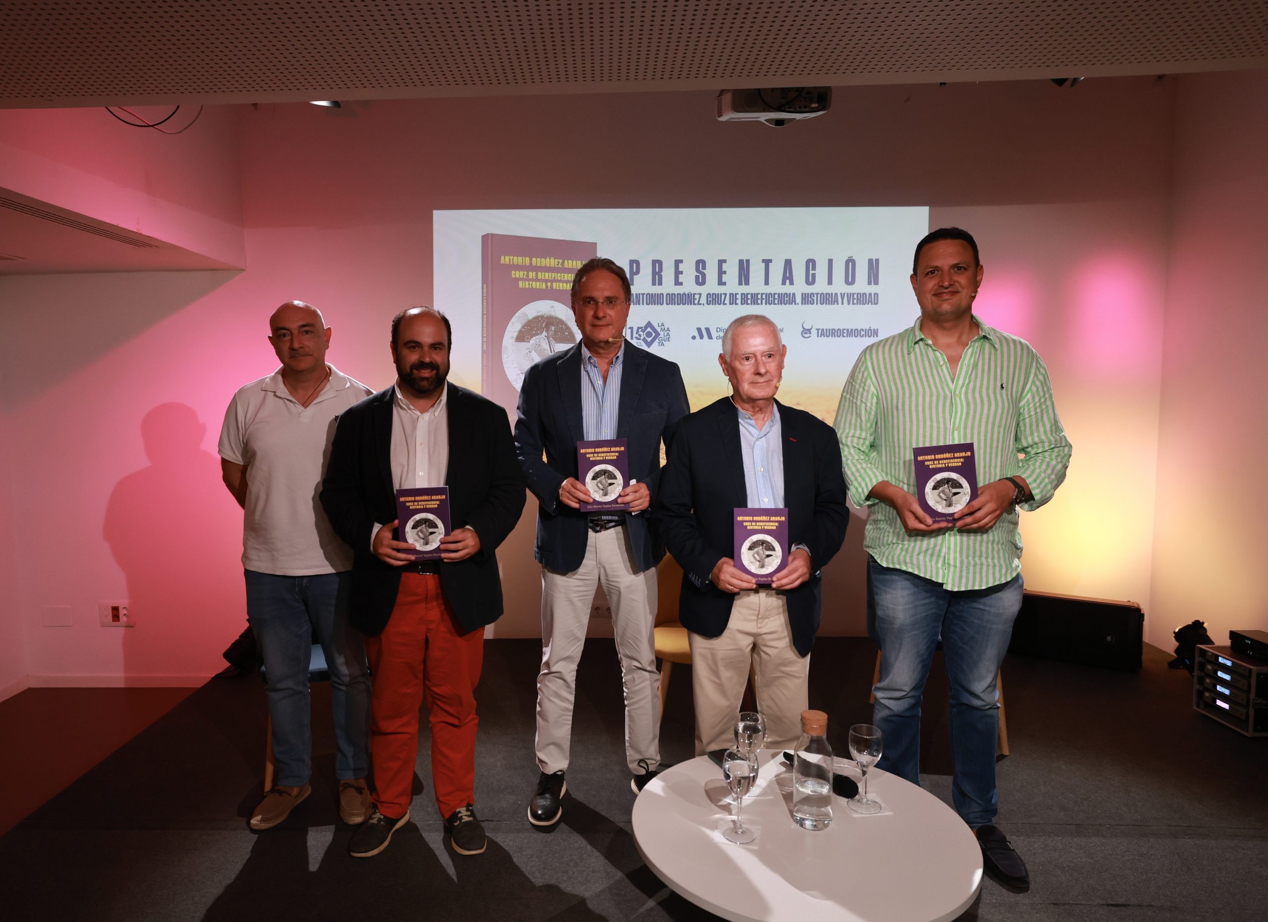 Tauroemoción regala un libro sobre el lado más humano de Antonio Ordóñez a sus abonados
